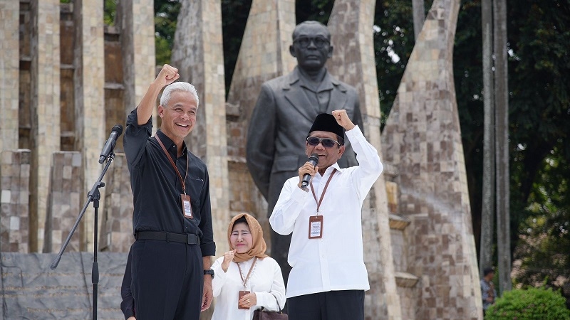 Pakai Baju Putih Yang Disiapkan 5 Tahun Lalu, Mahfud MD: Ada Pesan Tuhan