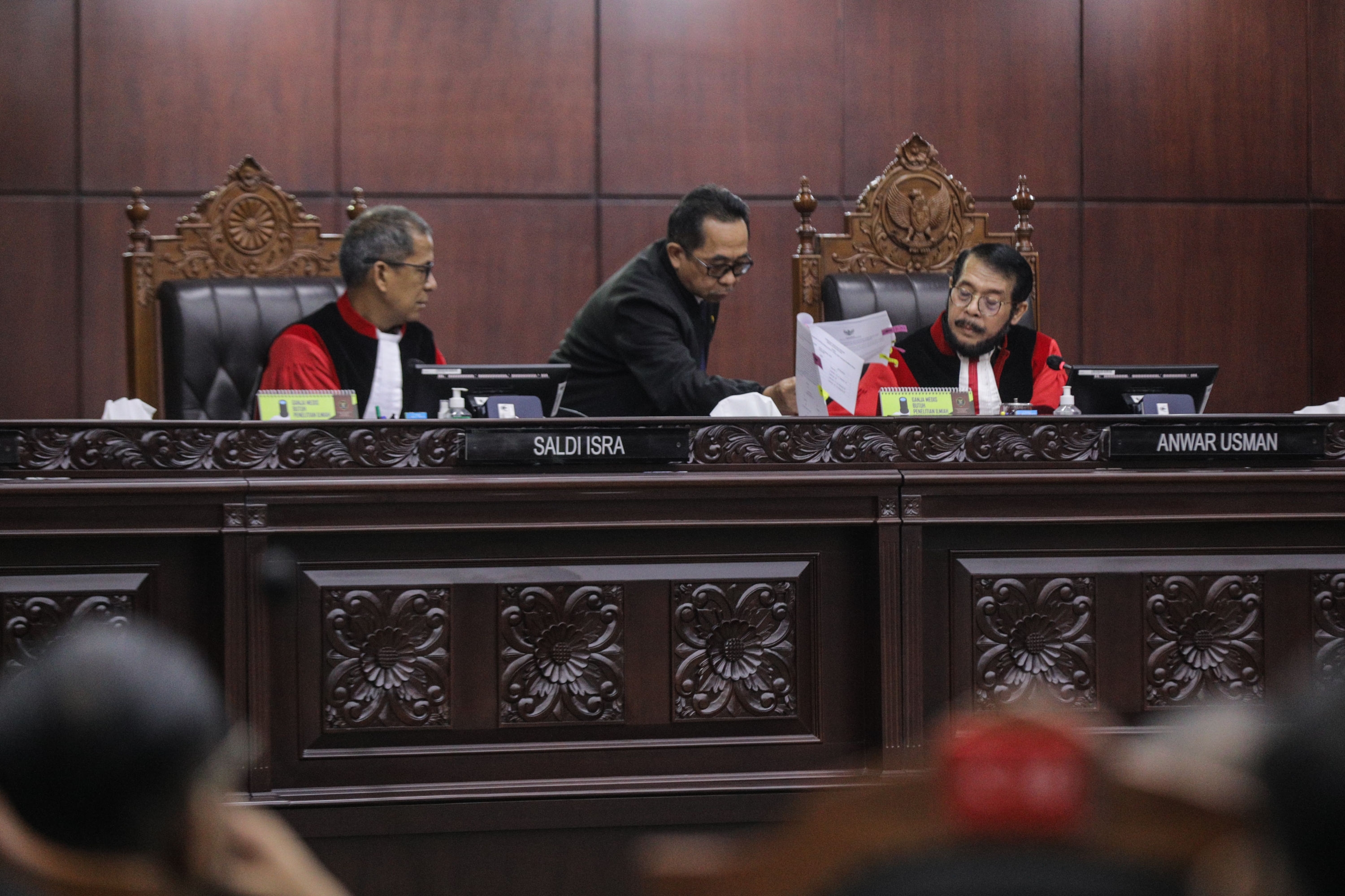Charta Politika: 39,7 Persen Publik Percaya Jokowi Cawe-cawe Putusan MK