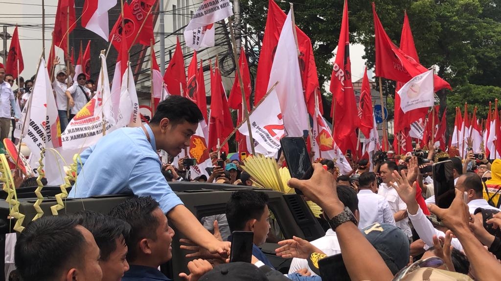 Ribuan Pendukung Antar Prabowo-Gibran Daftar Ke KPU, Bakal Jadi Efek Kejut di Hari Pencoblosan