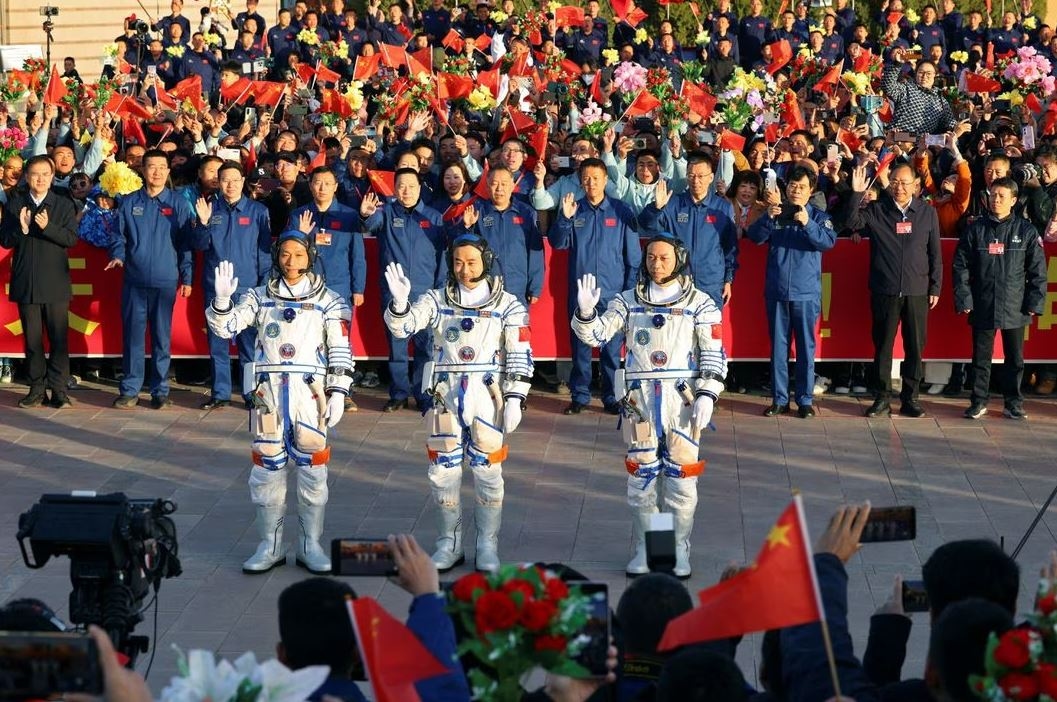 Cina Luncurkan Pesawat Ruang Angkasa, Berisi Astronot Termuda Sepanjang Sejarah