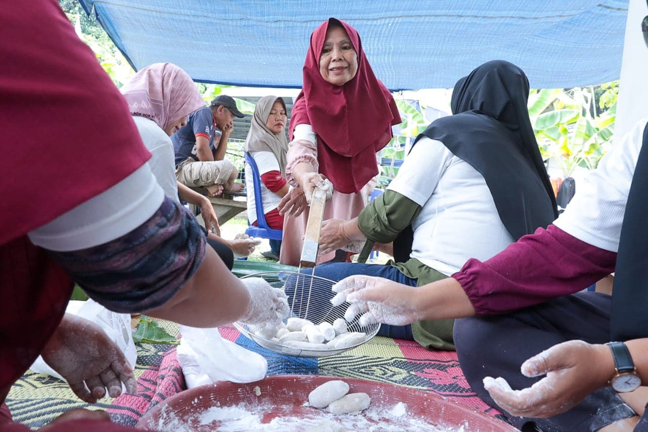 Ramai-ramai Buat Pempek, Cara Nelayan Pesisir Di Muara Enim Jalin Silaturahmi Dan Jaga Kekompakan