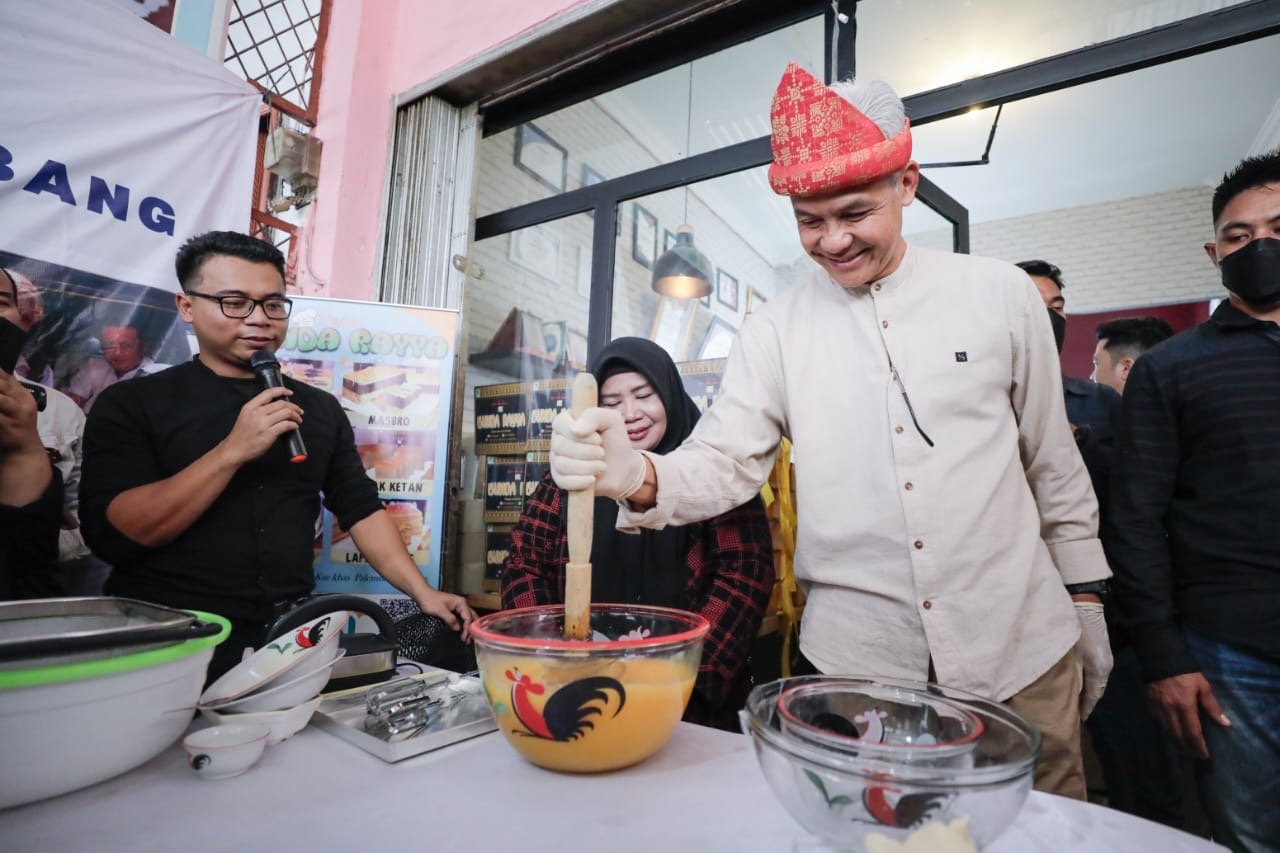 Ikut Membuat Kue Lapis Khas Palembang Bersama Pelaku UMKM, Ganjar Janji Bakal Fasilitasi Akses Ke Modal Usaha