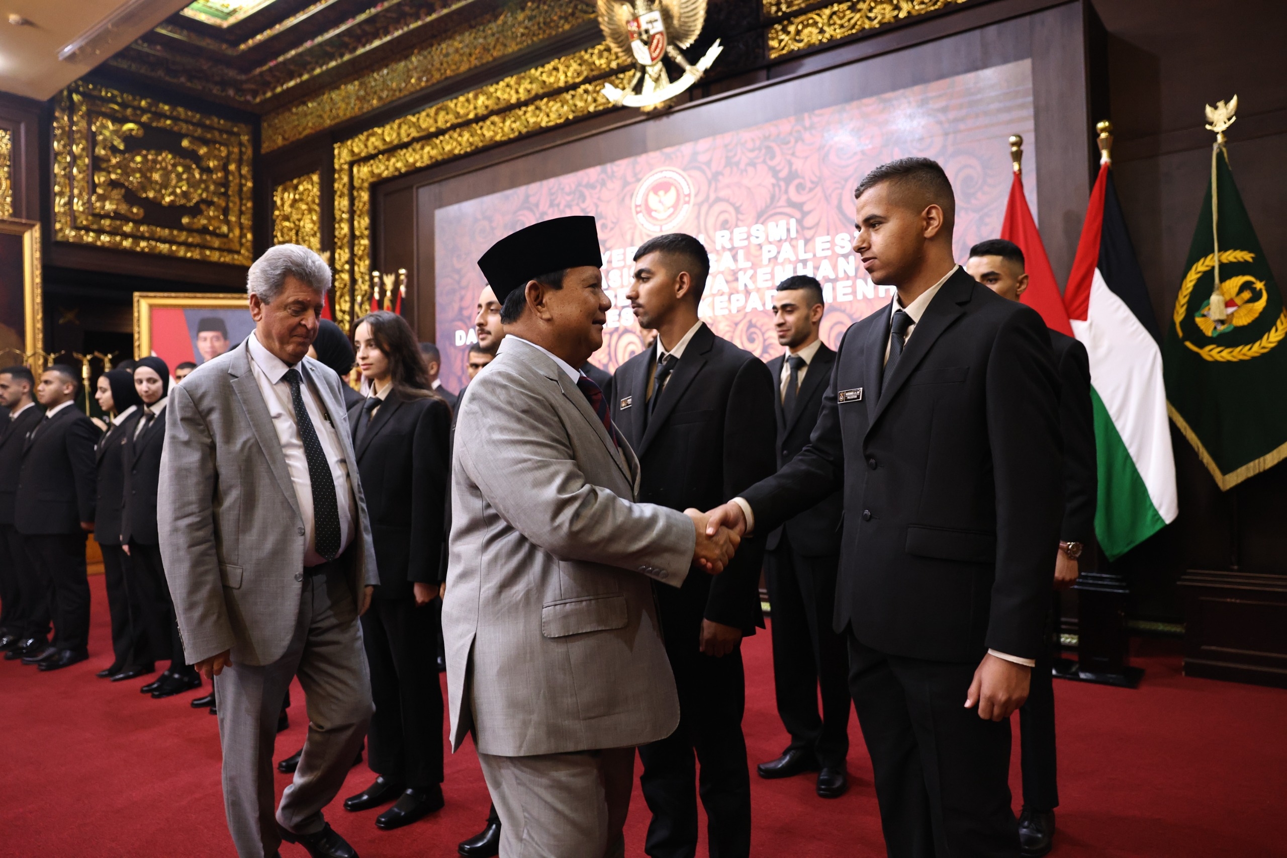 Prabowo Salurkan Langsung Beasiswa Untuk 22 Mahasiswa Palestina