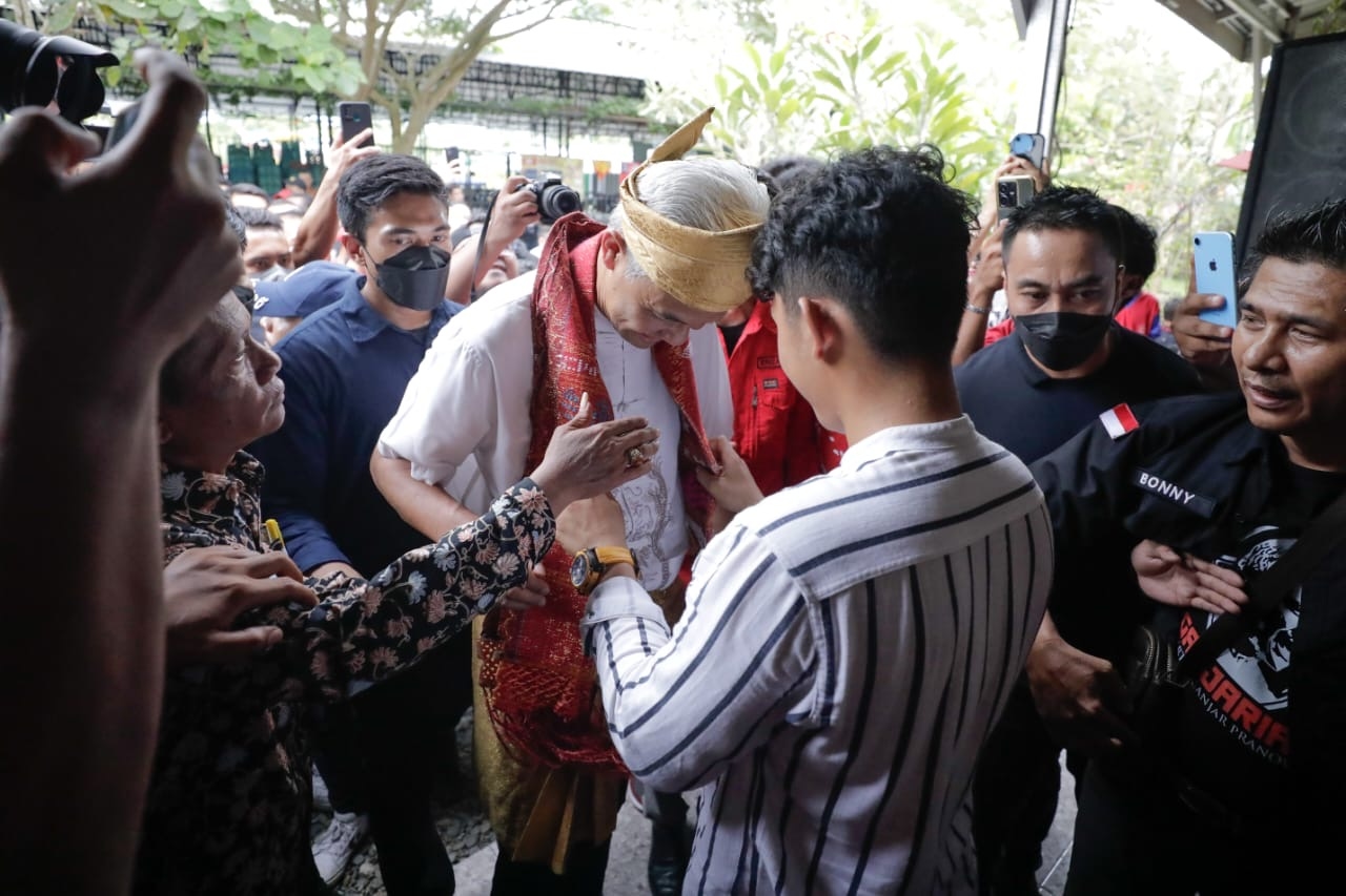 Silaturahmi Ke Sumut, Ganjar Pranowo Disambut Ribuan Orang Dan Dipakaikan Kain Khas Melayu