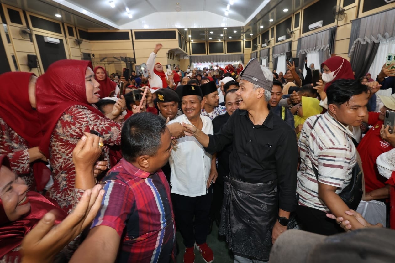 Warga Sambut Antusias Saat Ganjar Menginap Di Rumah Warga, Bahkan Sampai Rela Kehujanan