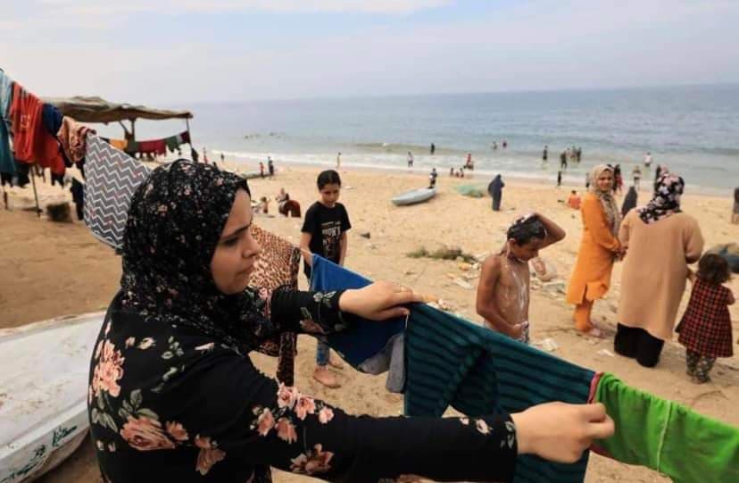 Warga Gaza Terpaksa Mandi Pakai Air Laut Karena Kehabisan Air Bersih, Ini Dampaknya Bagi Kesehatan