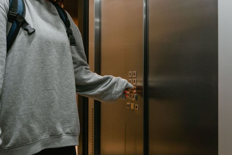 Mahasiswa UMKT Kejebak Di Dalam Lift, Simak Hal Yang Harus Dilakukan Ketika Terjebak
