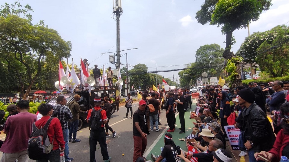 Geruduk Gedung KPU, Relawan Ganjar Tuntut Pembatalan Pencalonan Prabowo-Gibran