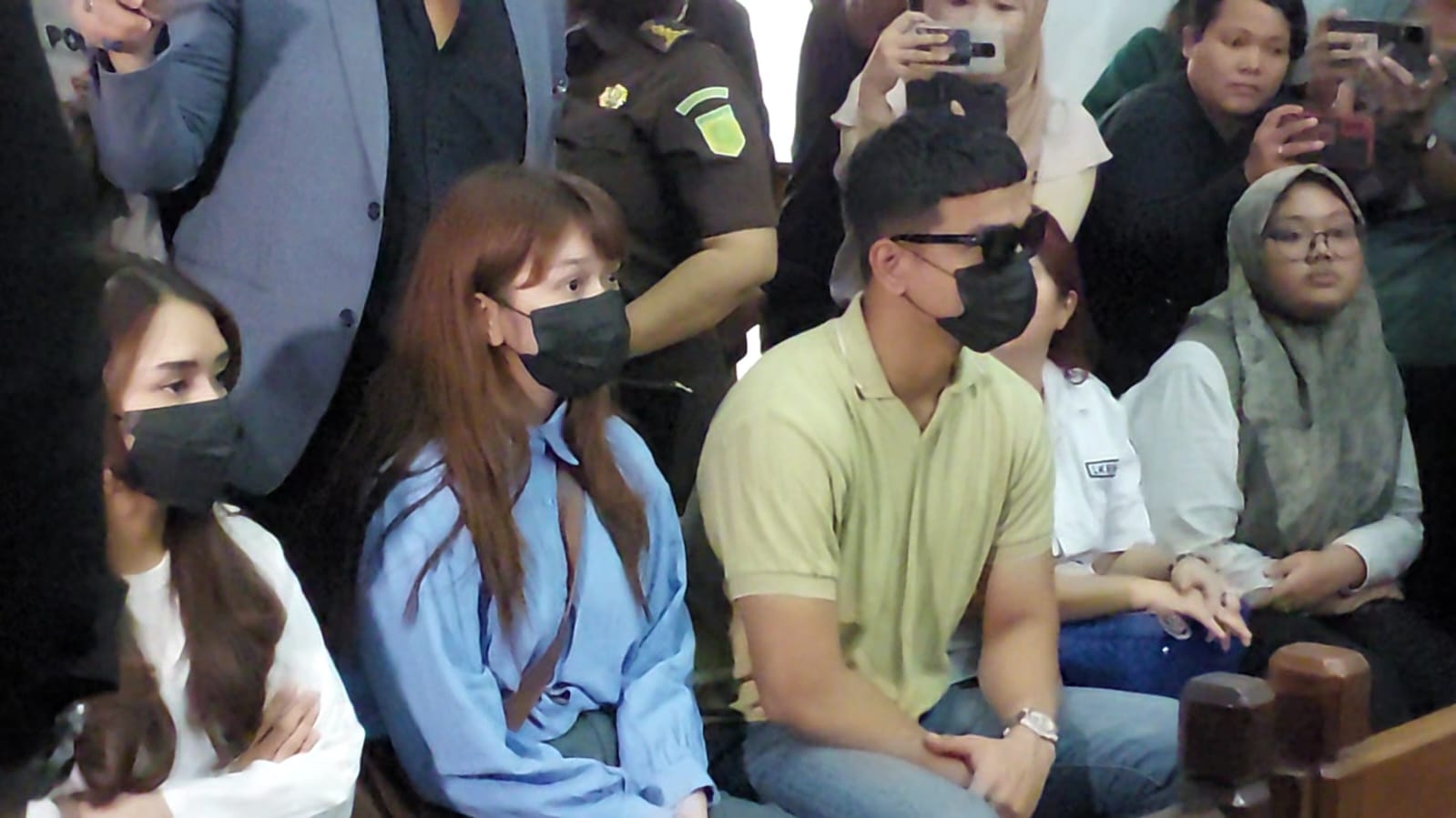 Setia, Fadly Faisal Antar Rebecca Klopper Jalani Sidang Video Syur