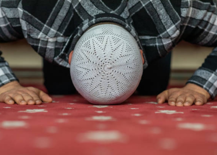 Sholat Tidak Khusyu, Sah Atau Tidak? Ini Jawaban Ilmiahnya