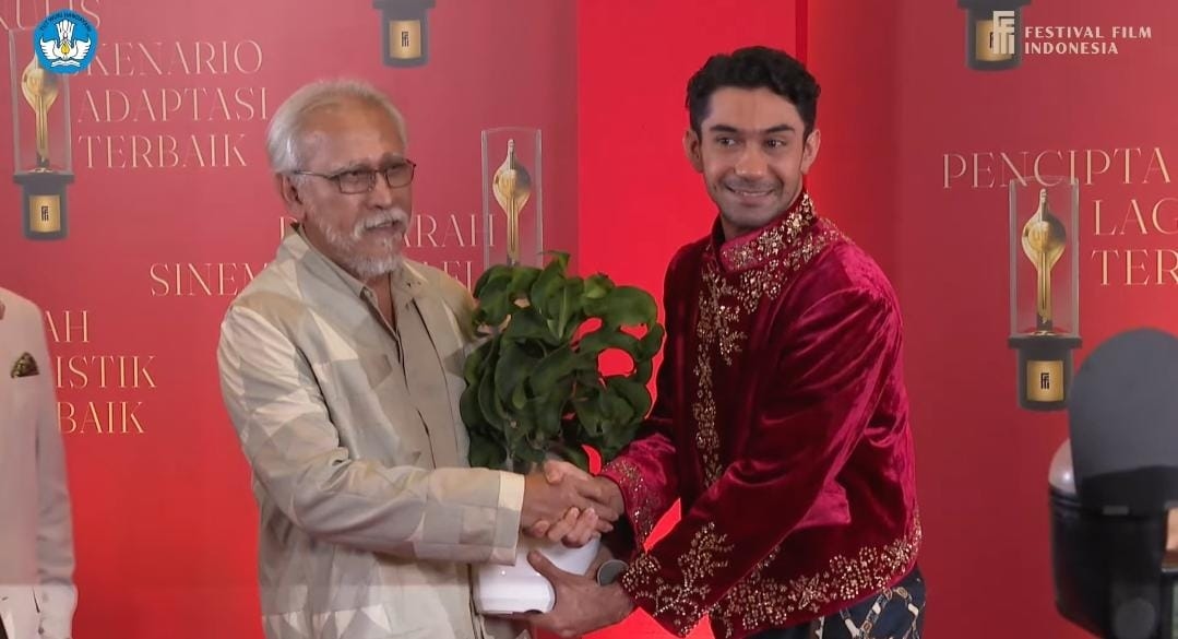 Iwan Fals Terima Tanda Simbolis Satu Pohon Damar Dari Reza Rahadian Di Red Carpet FFI