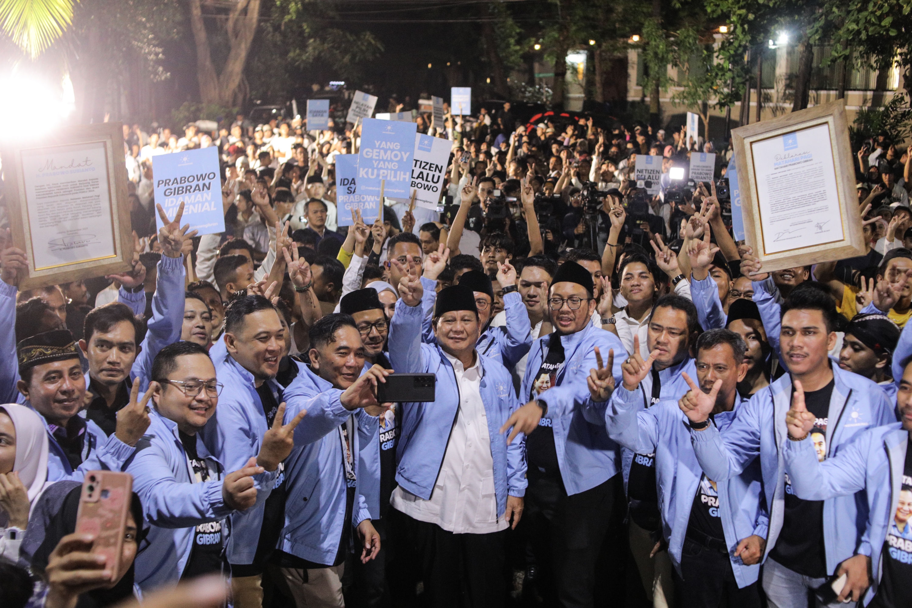 Prabowo Sikapi Fenomena Gemoy, Bahagia Pipi Dicubit Emak-emak