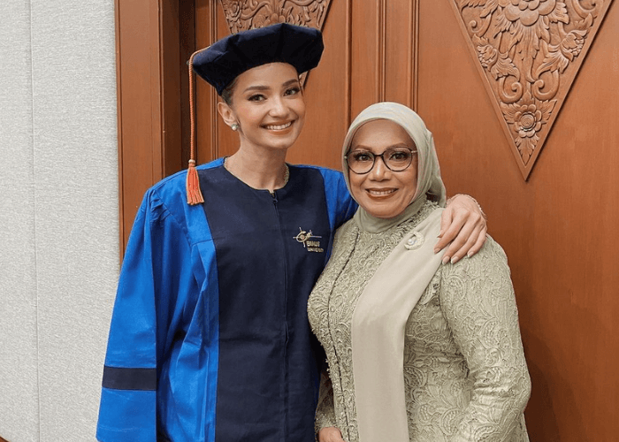 Enzy Storia Wisuda S1, Pak Dekan: Dia Artis Apa Ya?