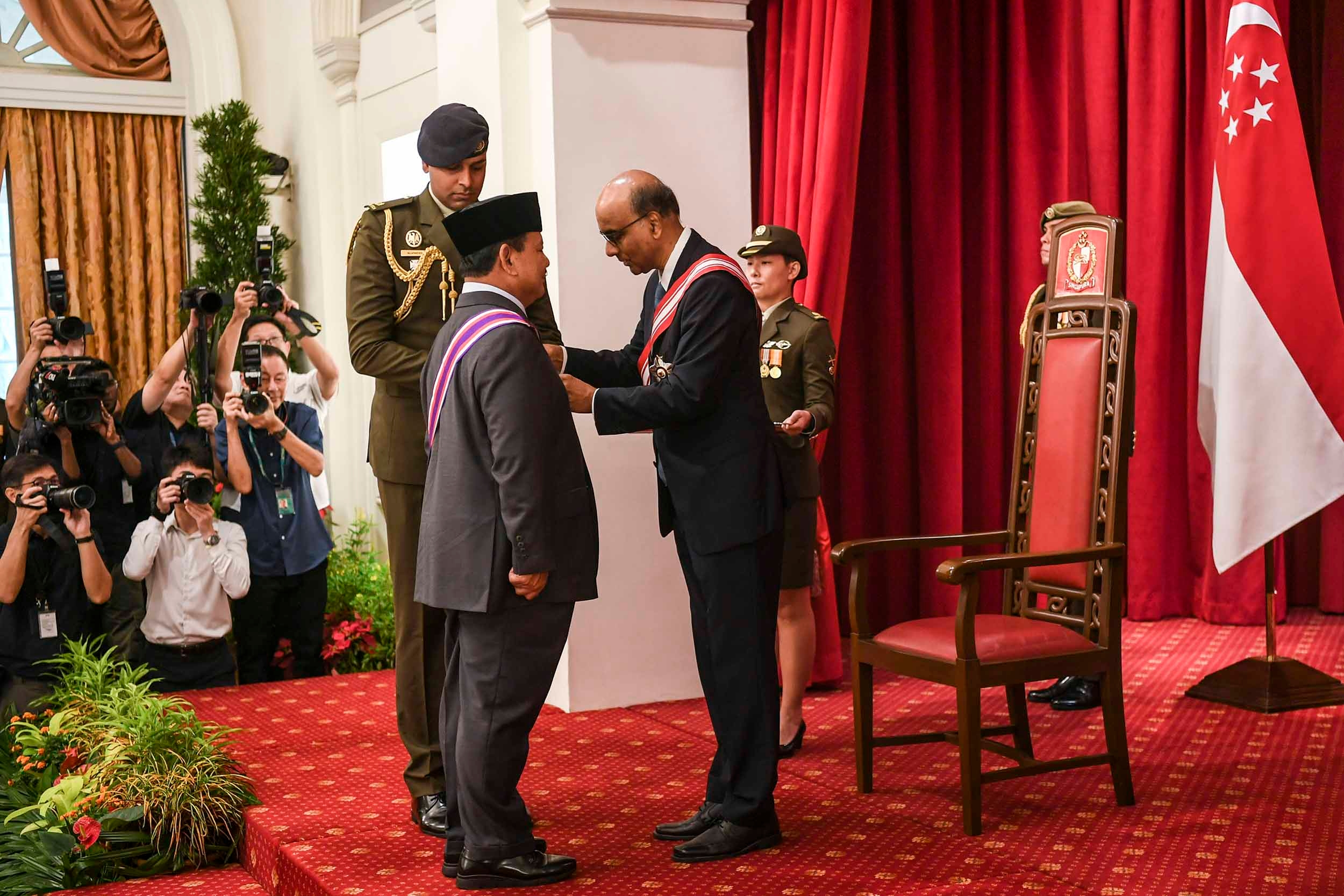 Prabowo Jenguk Luhut di Singapura: Beliau Ingin Segera Bekerja
