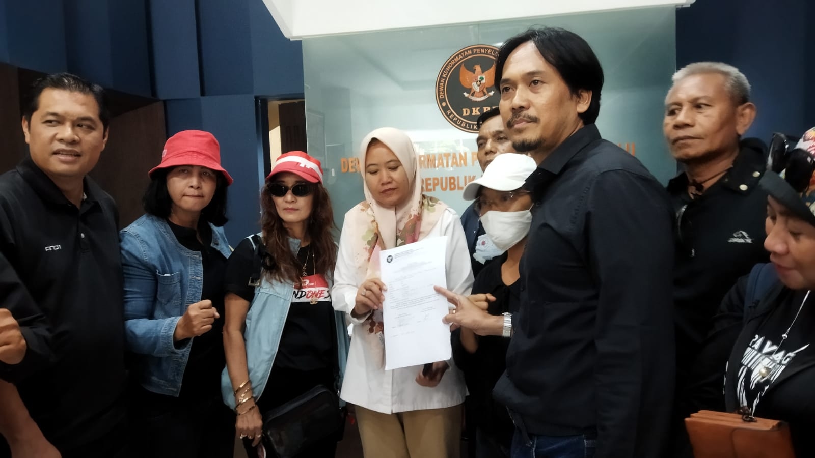 Emak-Emak Asal Depok dan Bekasi Laporkan 7 Komisioner KPU ke DKPP Gegara Pencalonan Gibran