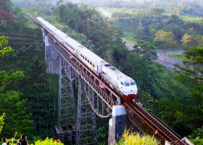 5 Kota ini Bisa Jadi Destinasi Liburan Dengan Naik Kereta Api, Salah Satunya Cirebon