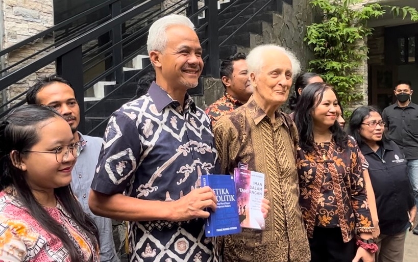 Bertemu Romo Magnis, Ganjar Dihadiahi Buku Etika Politik