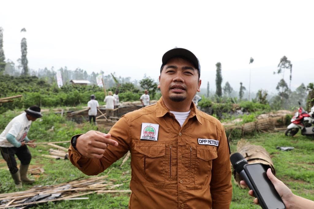 Guna Memudahkan Masyarakat, Petani Tebu Gotong Royong Membuat Embung Air Bagi Warga Di Garut