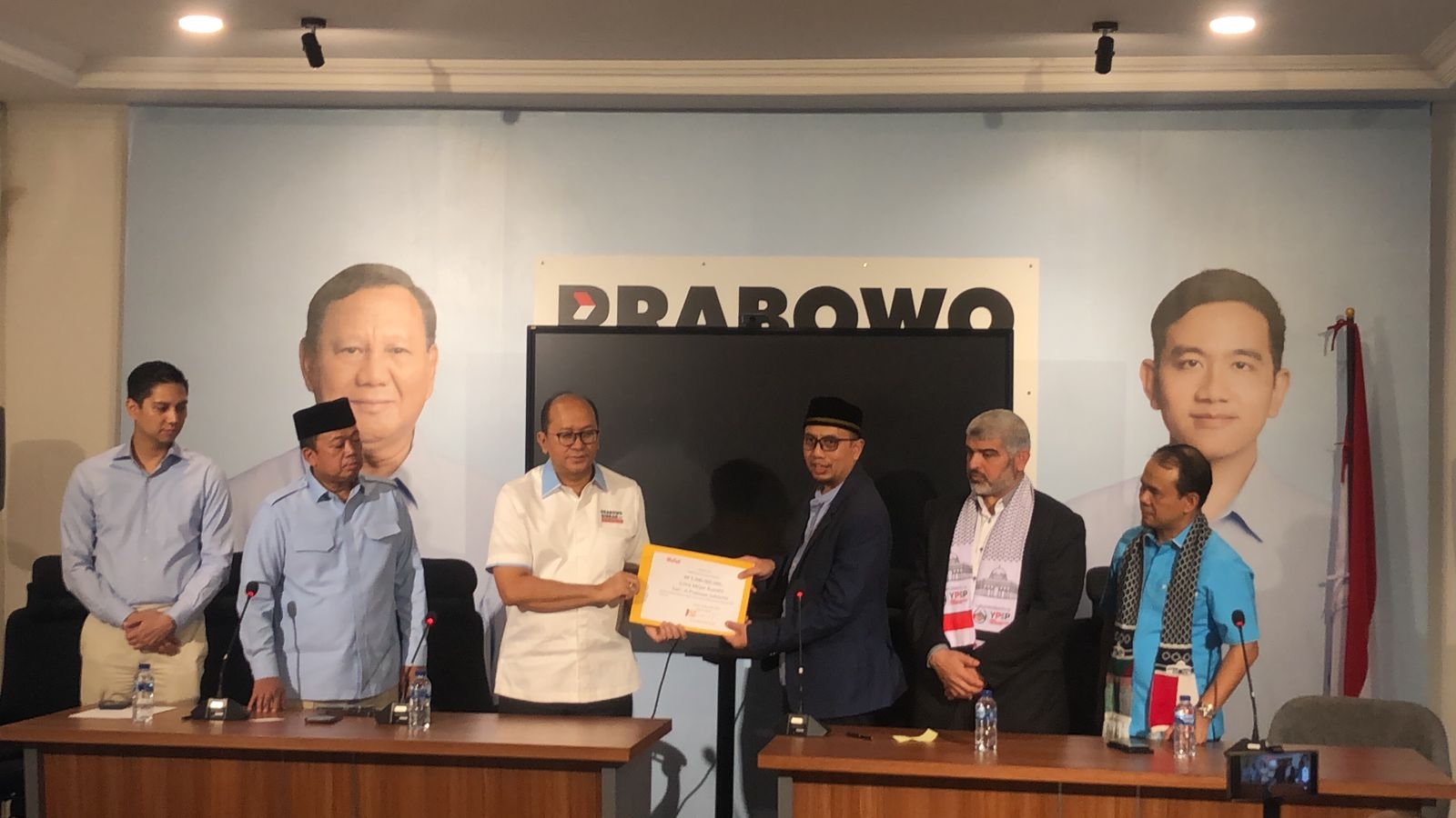 TKN Serahkan Bantuan Rp 5 Miliar untuk Palestina, Dana Pribadi Prabowo
