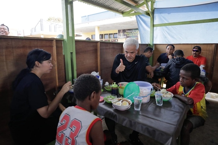 Ganjar Makan Bubur Sambil Dengar Aspirasi Anak Muda Merauke