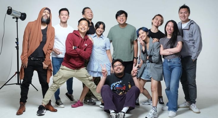 Sinopsis Jatuh Cinta Seperti Di Film-film, Kisah Komedi Romansa Sang Penulis Dibalut Dengan Hitam Putih