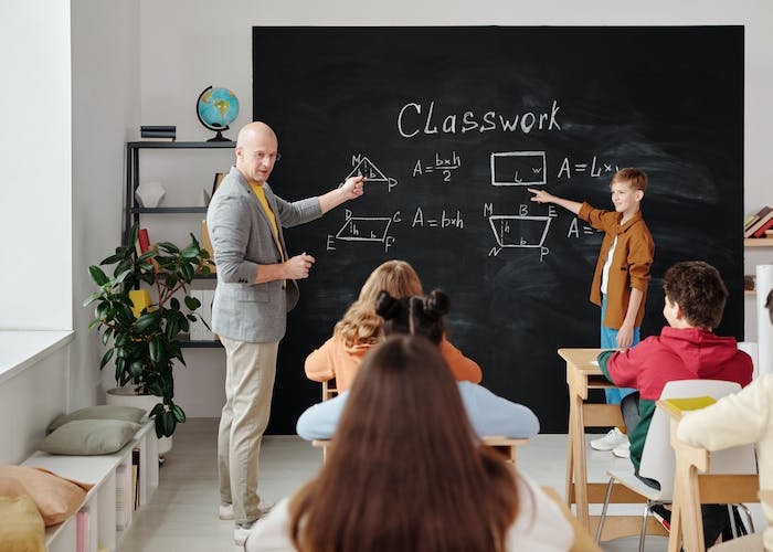 Berikut Ini Peran Islam dalam Memuliakan dan Menghargai Guru, Murid Wajib Tahu!