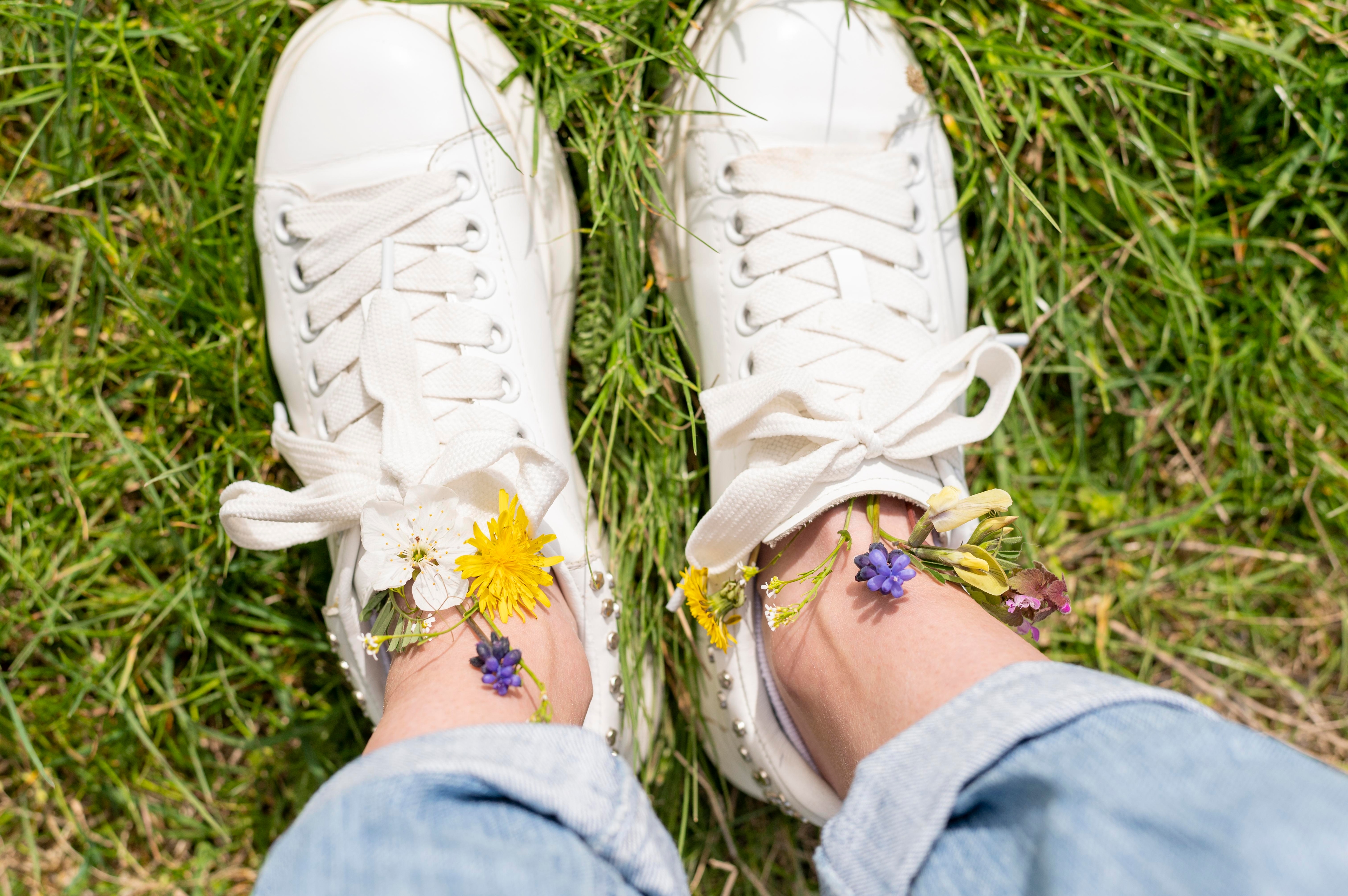 Punya Sepatu Putih Dan Warnanya Menguning? Ini Cara Membersihkan Sepatu Agar Kembali Seperti Baru