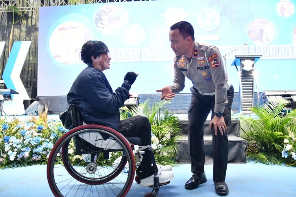 Retrospeksi Road Safety, Korlantas Polri Berikan Bantuan Kursi Roda, Kaki Palsu dan Tongkat untuk Korban Kecelakaan Lalu Lintas