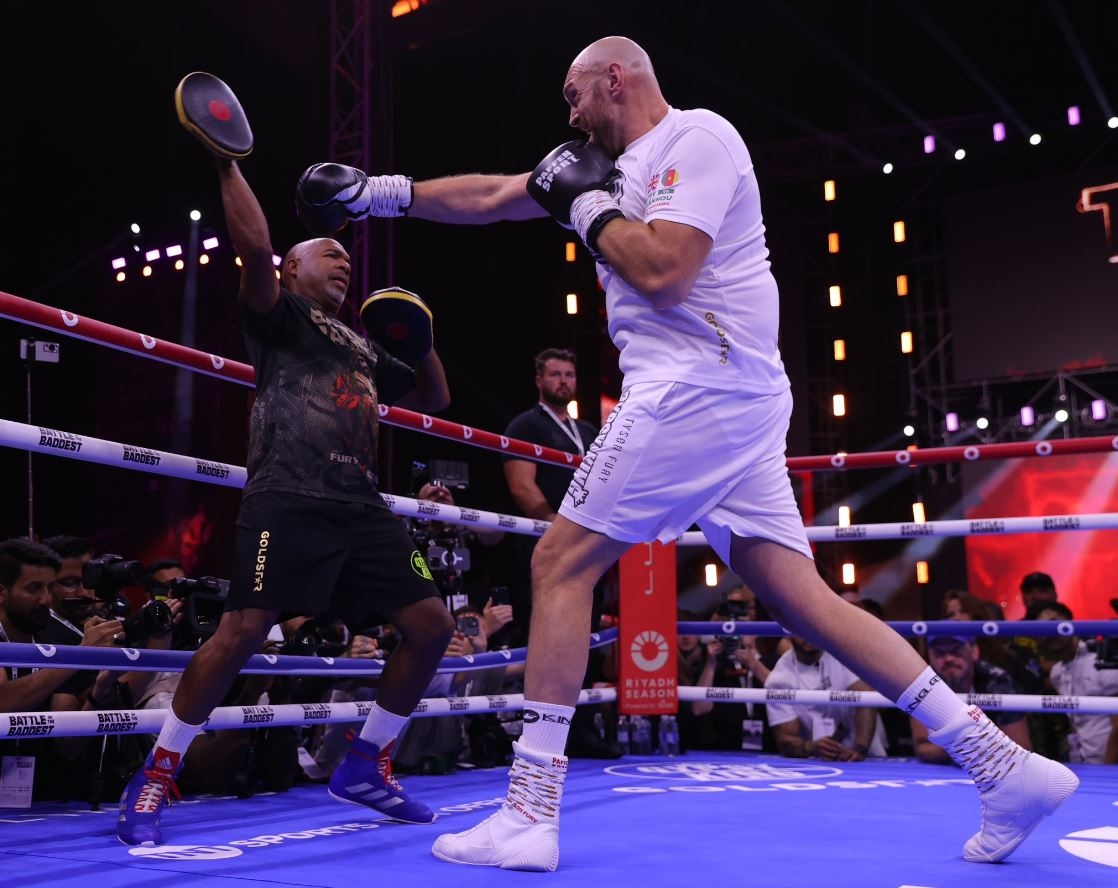 Tyson Fury: Oleksandr Usyk akan Mengeluarkan Senjata Laras Panjang, Kita Lihat Saja Nanti