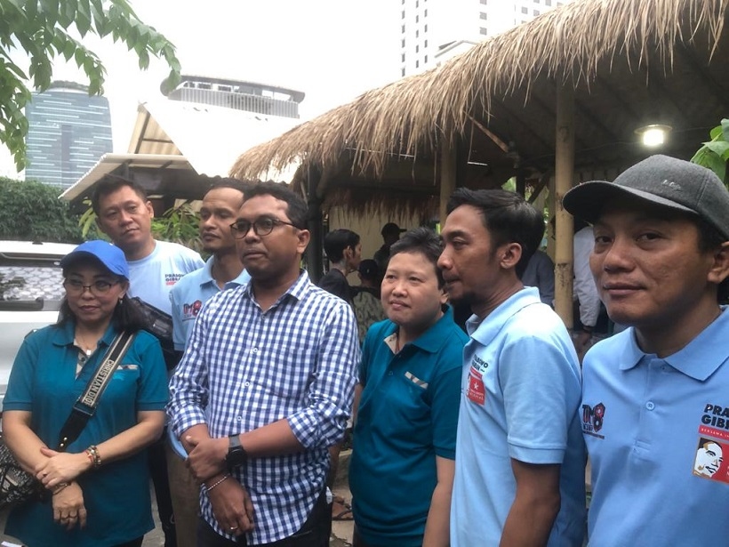 Bagikan Susu dan Buku Gratis, Relawan Prabowo Dukung Peningkatan Gizi dan Pendidikan Anak Indonesia