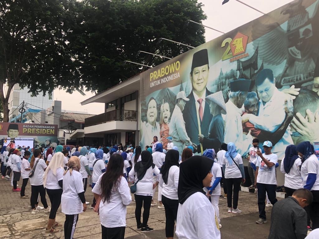 TKN Prabowo-Gibran Gelar Sabtu Biru Langit Ceria, Emak-emak Sambut Pemilu dengan Riang Gembira