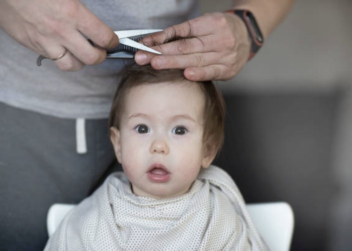 6 Aturan Sederhana saat Mencukur Rambut Bayi untuk Pertama Kali yang Perlu Bunda Tahu