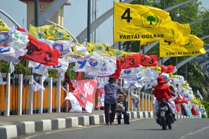 Kembali Memakan Korban, Pasangan Lansia Terjatuh Usai Tersangkut Bendera Parpol, Begini Kronologinya!