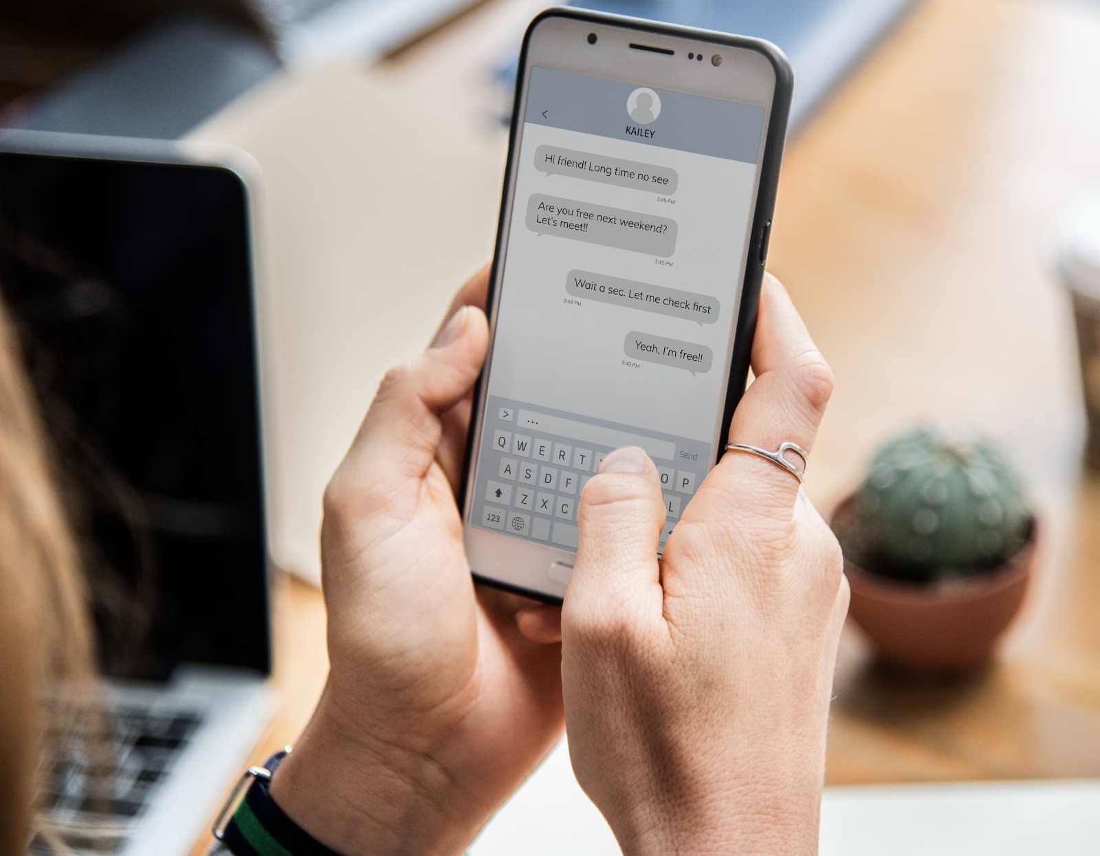 Trik Tersembunyi di iPhone Ini Bikin Pesan Natal untuk Teman Lebih Istimewa
