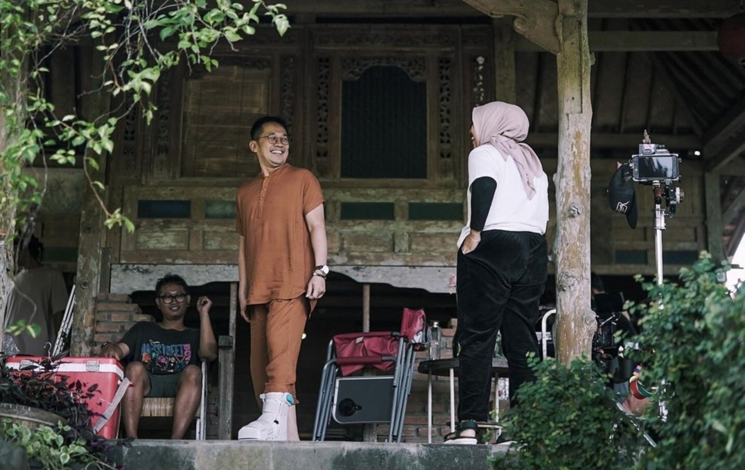 Bandel, Hanung Bramantyo Ngotot Naik Moge Meski Kaki Pernah Ketimpa