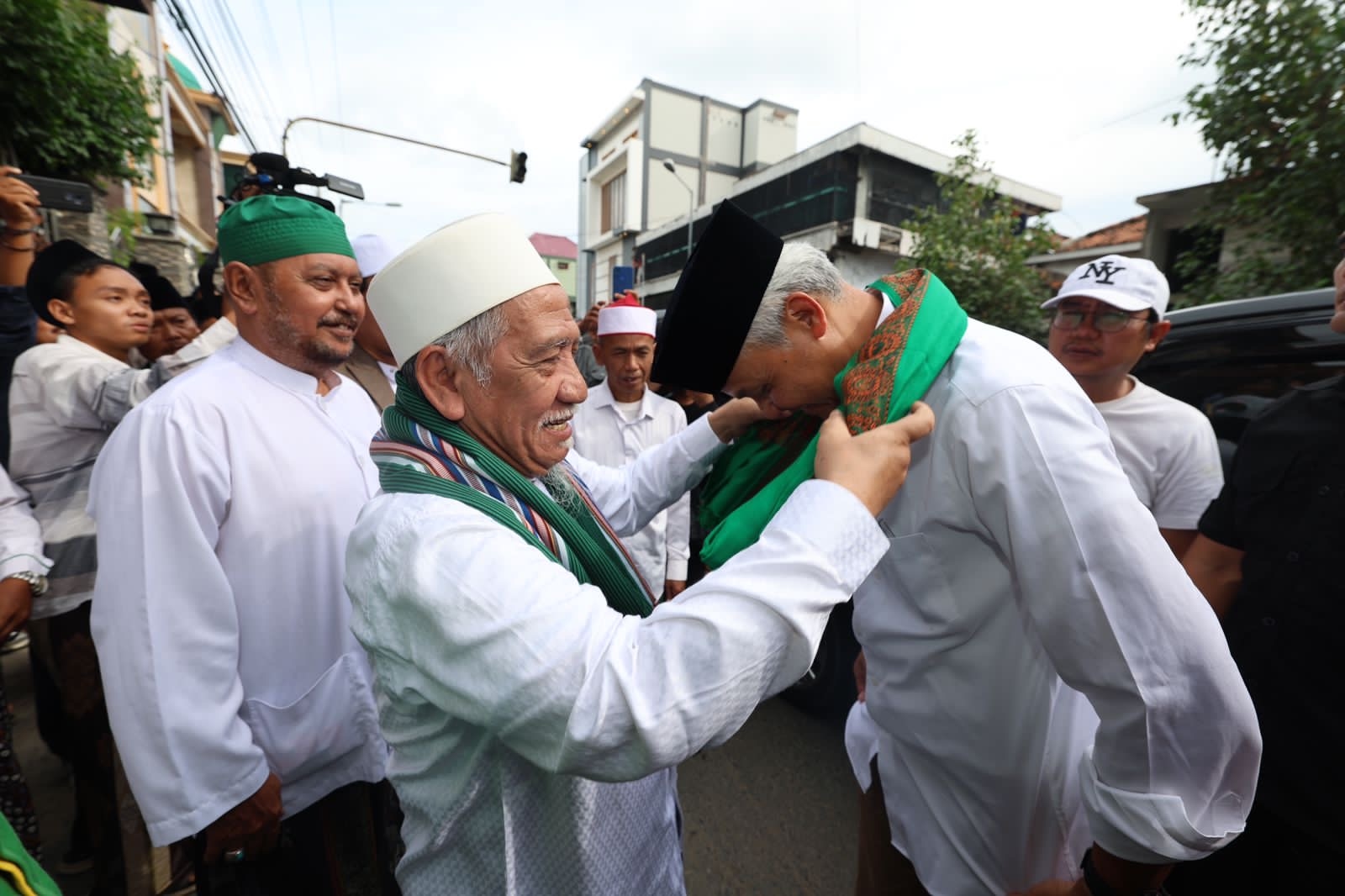 Ganjar Sowan ke KH Abdullah Ubab Maimoen, Minta Doa Agar Pemilu Berjalan Lancar