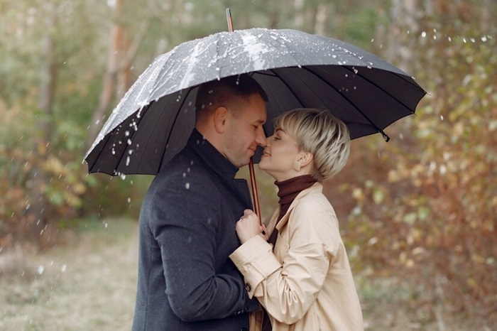10 Alasan Mengapa Hujan Selalu Terkait dengan Keindahan Romantis