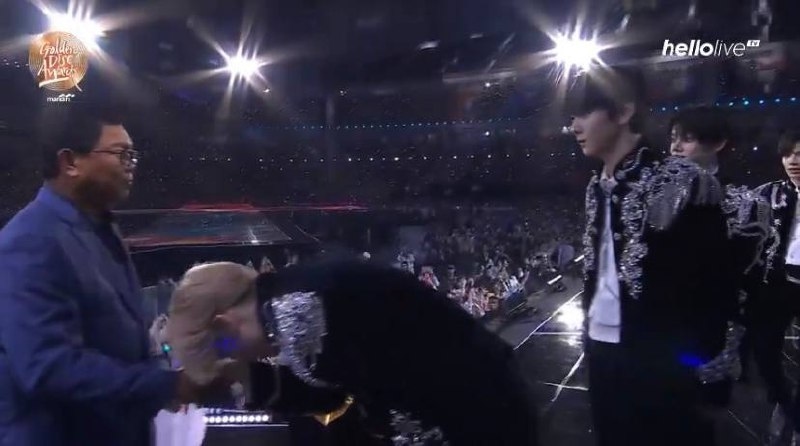 Warganet Heboh Boyband Korea ini Salim atau Cium Tangan di GDA, Berikut Sejarahnya dalam Budaya Indonesia