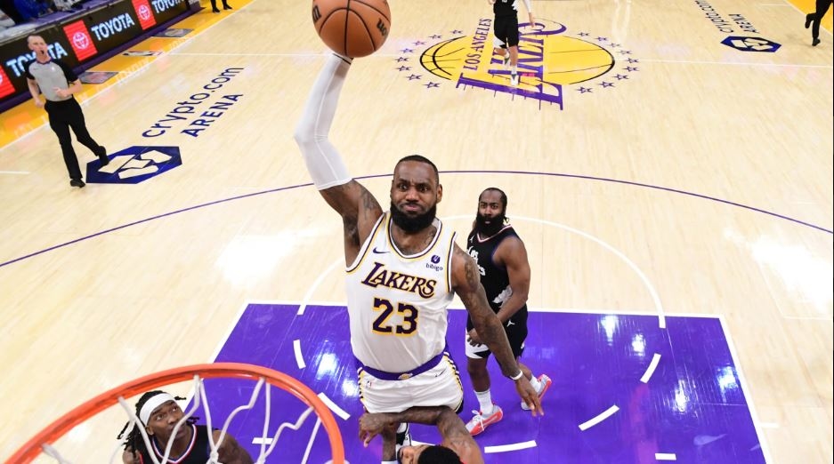 NBA Hari Ini: LeBron James Tersubur, Lakers Menangi Derbi Los Angeles Kalahkan Clippers