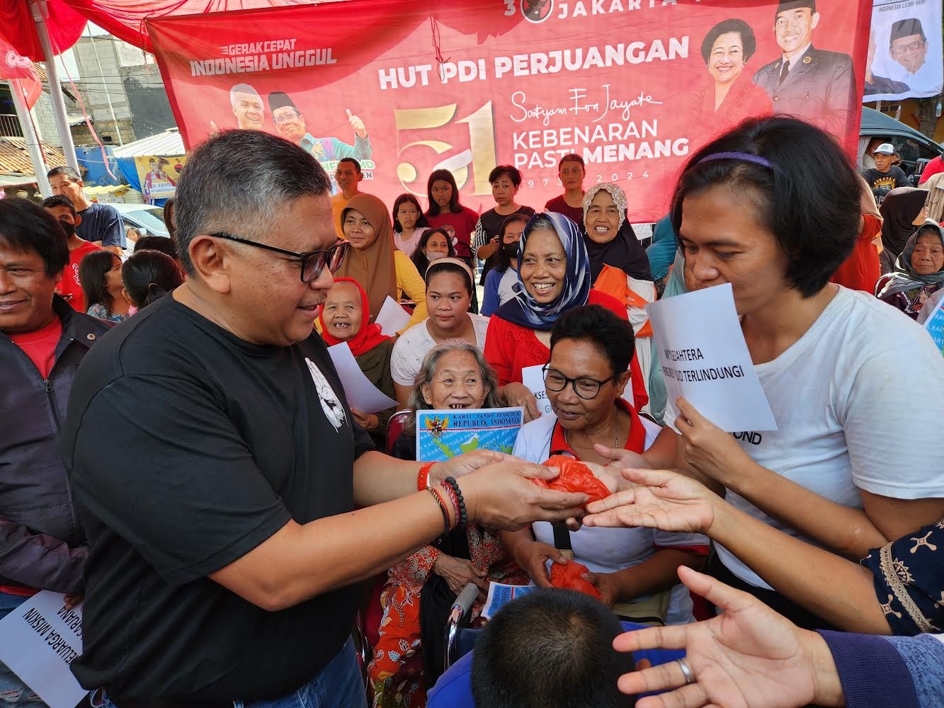 Masih Perayaan HUT PDIP, Hasto Blusukan dan Tanam Pohon di Rusun Tanah Tinggi