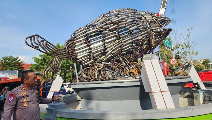 Unik Viral di Medsos! Tugu Ikan Bandeng di Pati Terbuat dari Sitaan 4031 Knalpot Brong