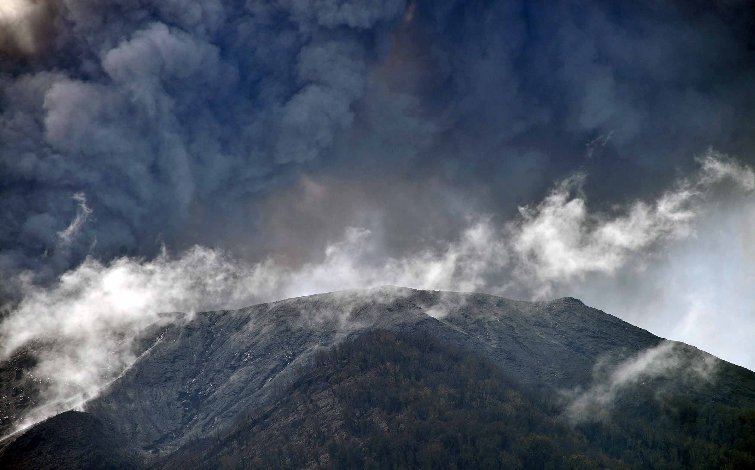 Status Masih Siaga, Gunung Marapi Erupsi Tiga Kali Minggu Pagi