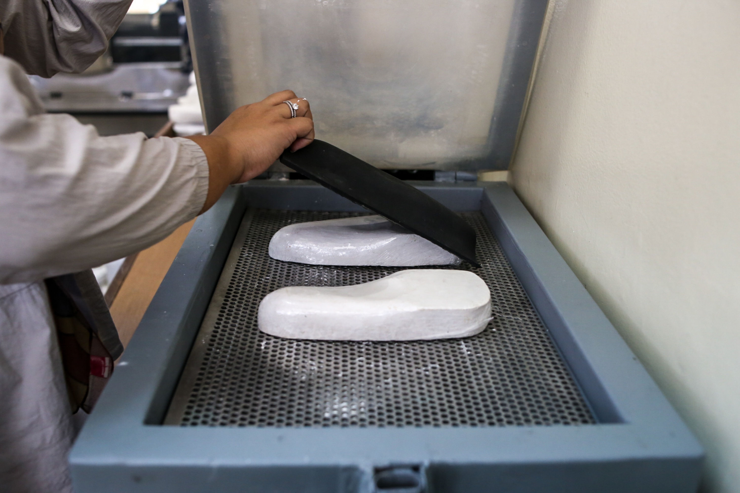 Dalam Konteks Penurunan Permintaan dan Tekanan pada Sektor Alas Kaki, Tekstil, dan Manufaktur, Bagaimana Perusahaan Dapat Menggunakan Analisis Biaya?