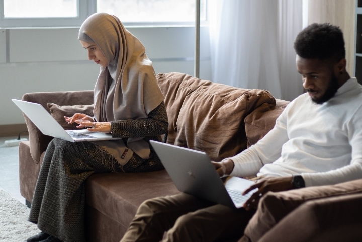 Hukum Mengutamakan Main FB Pro Dibandingkan Mengurus Keluarga