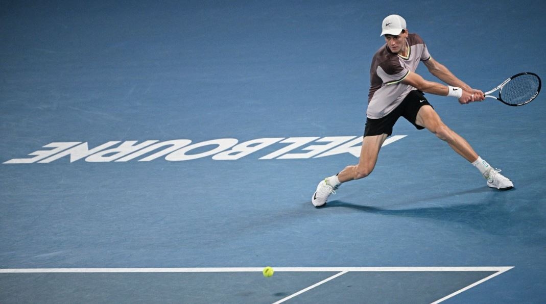 Sejarah! Kalahkan Medvedev, Jannik Sinner Petenis Italia Pertama Juara Australia Terbuka!