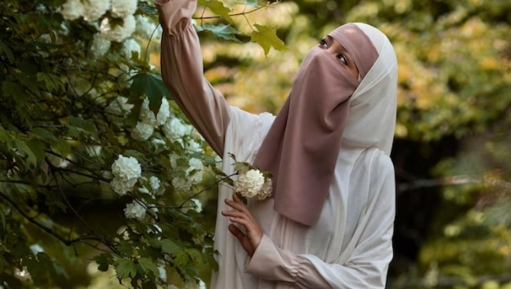 Viral Penggunaan Hijab Sakaratul Maut, Apa Artinya dan Bagaimana Hukumnya dalam Islam?