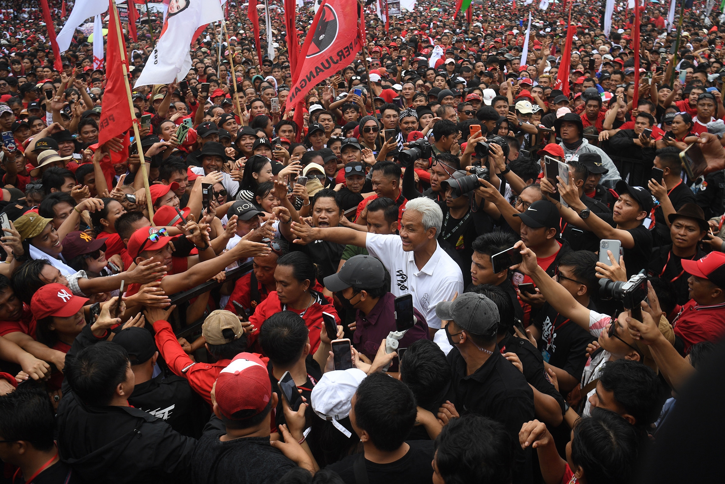Ratusan Ribu Relawan Ganjar-Mahfud Padati GBK Hadiri Kampanye Akbar