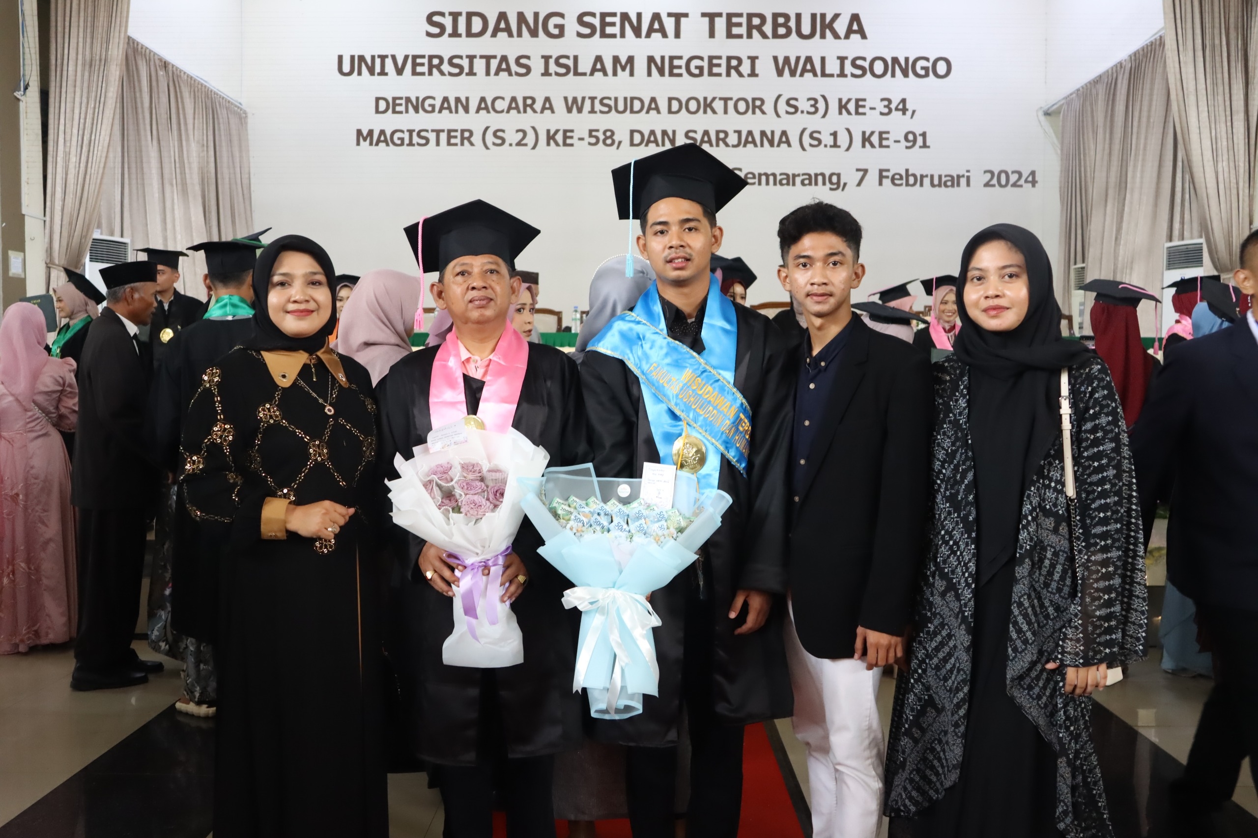 Inspiratif, Ayah dan Anak Lulus Bareng di UIN Walisongo Semarang