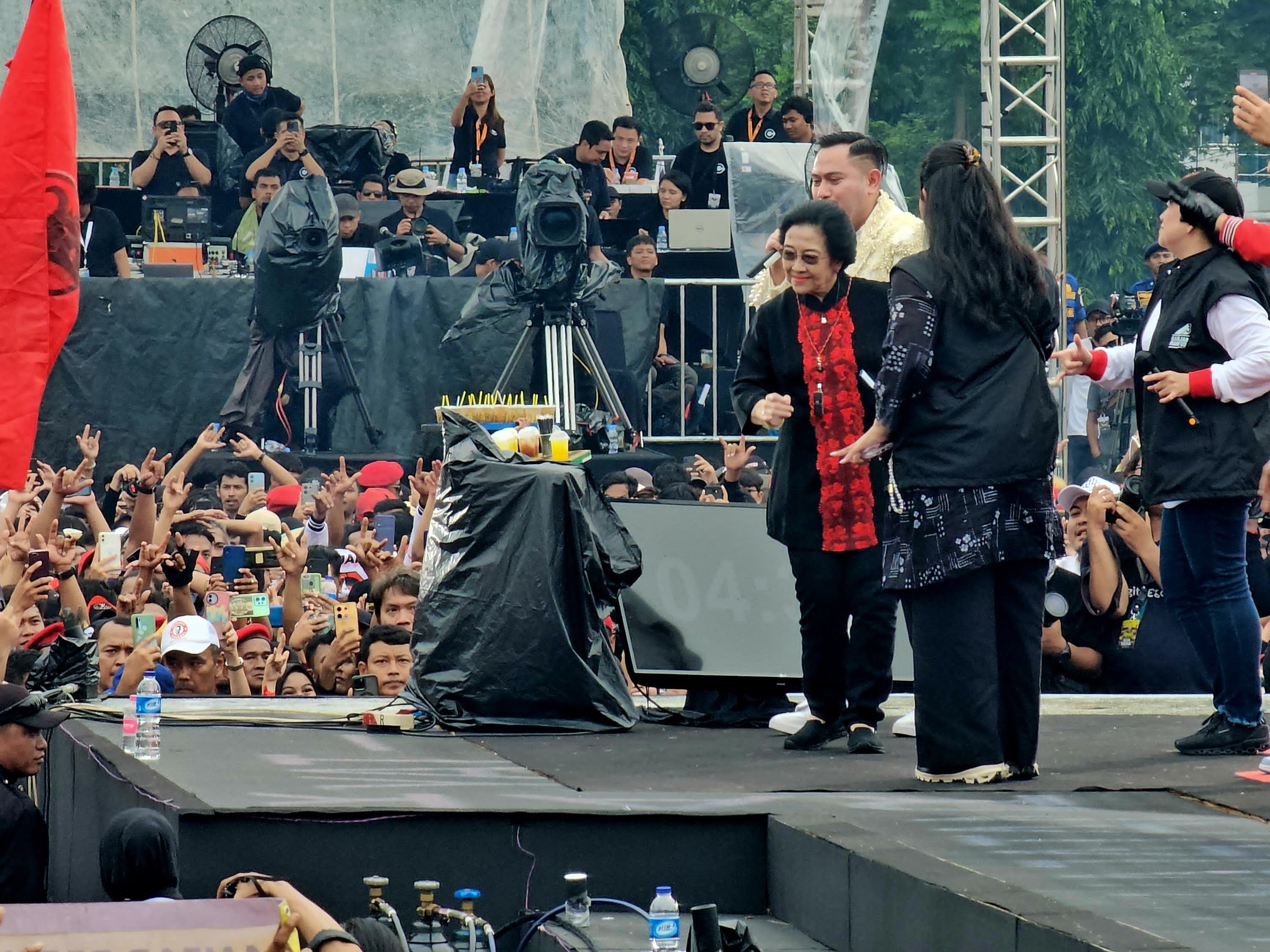 Pemandangan Langka Kampanye: Imin Menangis, GBK Membiru, Megawati Menari