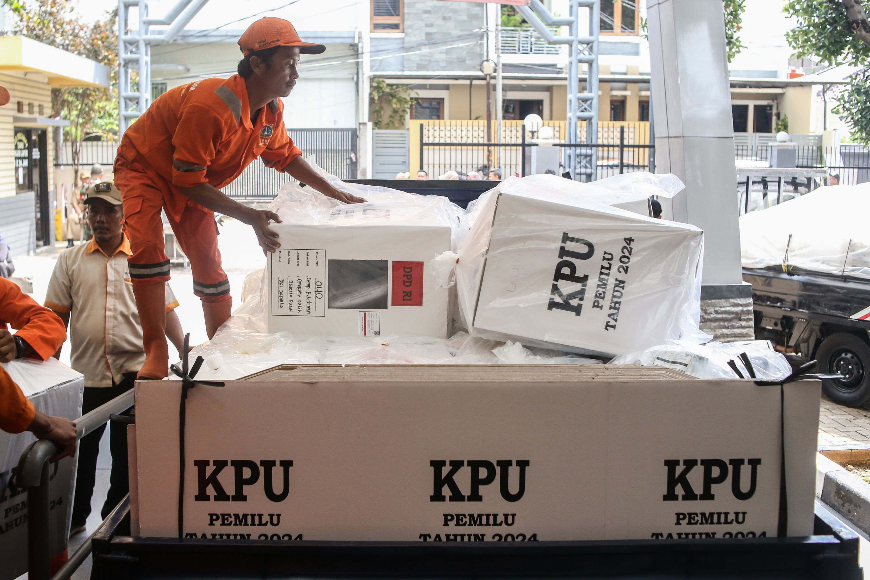 Jelang Pemilu Serentak, Rupiah Ditutup Turun 9 Poin ke Rp15.603